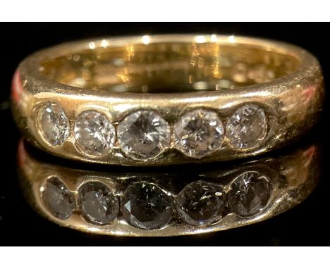 An 18ct gold graduated five stone diamond ring, size M, marked 750, .50, total diamond weight, 4.4g 