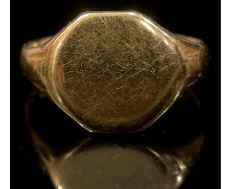 An 18ct gold signet ring of plain design, size Q, 6.7g 