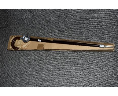 A vintage shooting stick with leather handle, and measuring 85cm tall