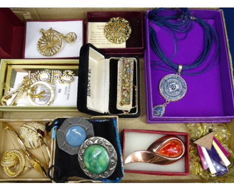 DESIGNER NAME JEWELLERY, 14 ITEMS - to include two Ruskin roundels in pewter mounts, four diamante set gilt brooches by Chris