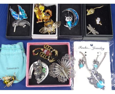 ANIMAL, BIRD, INSECT JEWELLERY COLLECTION - 12 items including gilt scorpion set with coloured rhinestones, marcasite dragonf