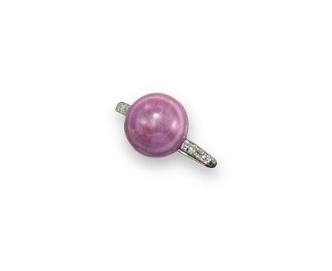 A purple scallop pearl ring, the button-shaped natural saltwater scallop pearl is set with rose-cut diamond in white gold. Si