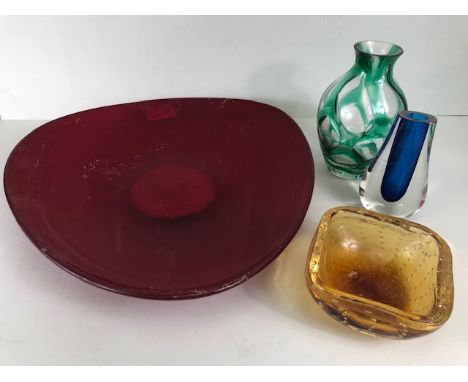 Studio art glass, twin layer teardrop vase, Whitefriars bubble dish, green abeba vase and a red glass triangle charger