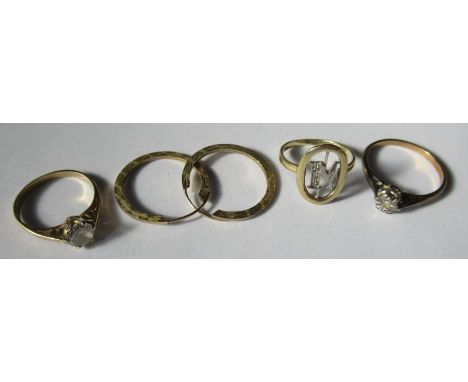 An initial M ring, together with two single stone rings, all in 9 carat gold, and a pair of hoop earrings, 4.7g gross
