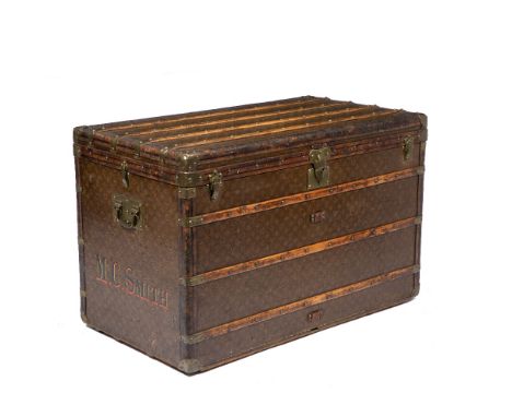A LARGE LOUIS VUITTON ASH, BRASS AND LEATHER MOUNTED TRAVELLING TRUNK covered with patterned material, with hinged carrying h
