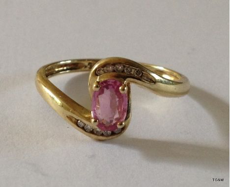 A 9 ct gold crossover ring size N
