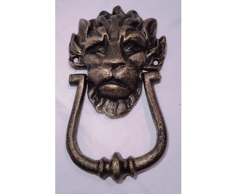 New cast iron bronzed lion door knocker, W: 12 cm. P&amp;P Group 1 (£14+VAT for the first lot and £1+VAT for subsequent lots)