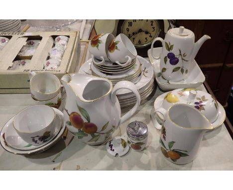 Quantity of Royal Worcester Evesham tableware, twenty seven pieces, wear to gilt with some use wear/surface scratches through