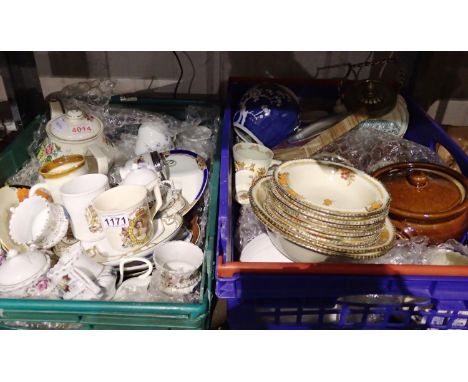 Quantity of mixed ceramics to include a Sadler teapot. Not available for in-house P&amp;P 