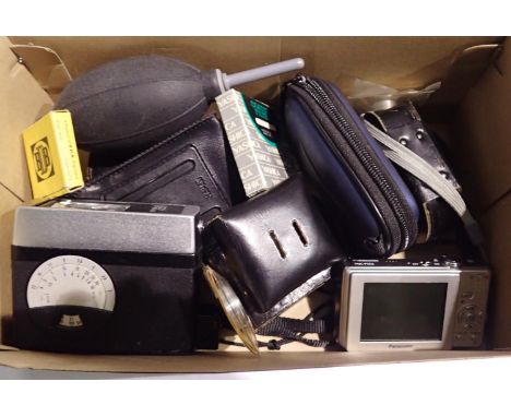 Lumix 10 mega pixel camera and camera accessories. P&amp;P Group 3 (£25+VAT for the first lot and £5+VAT for subsequent lots)
