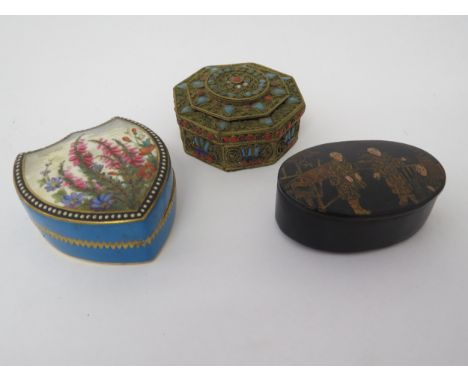 Japanese lacquered snuff box, Arabic metal box, Coalport trinket pot (3) 