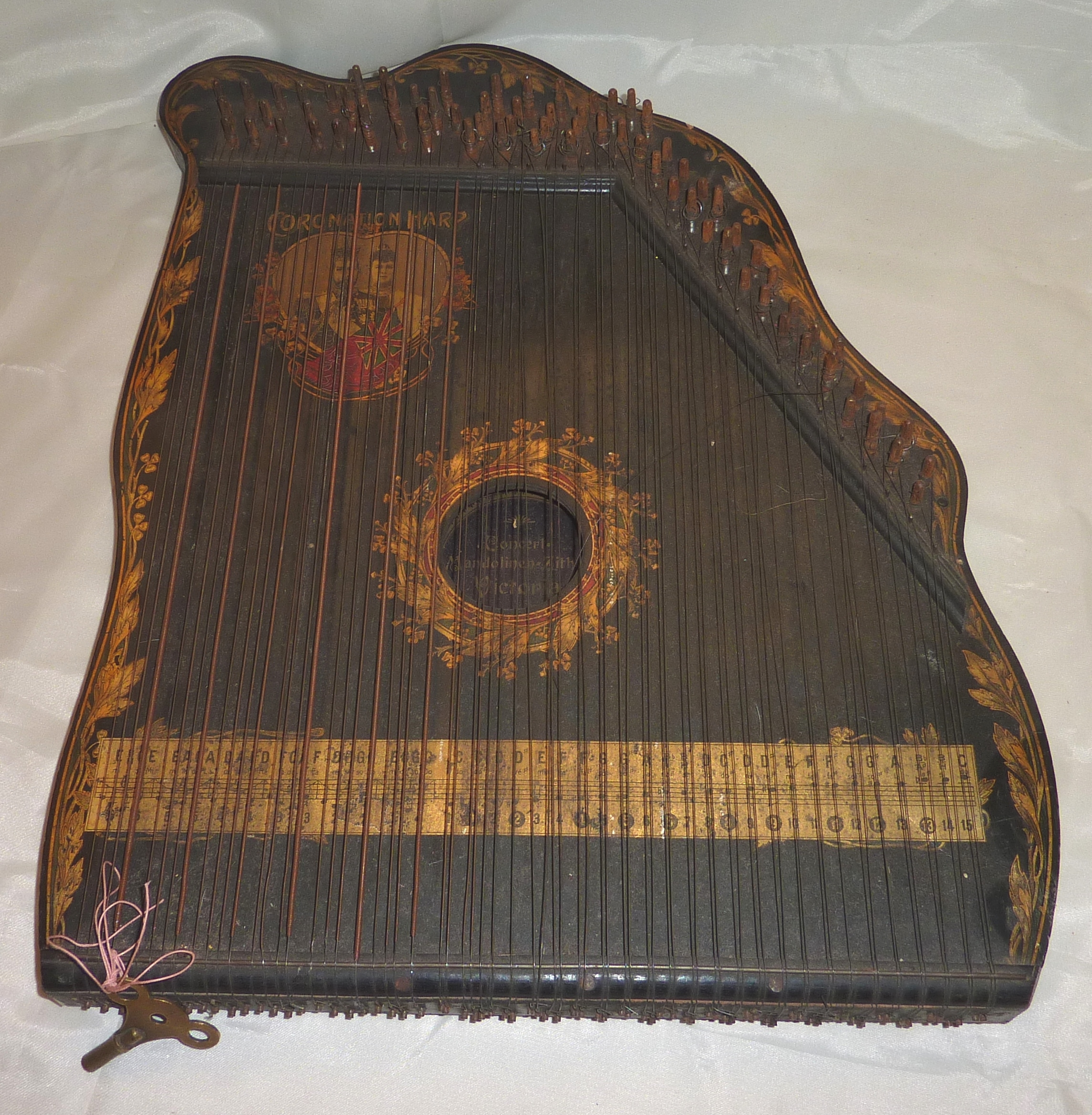 Coronation harp, 'ContertMandolinZither Victoria'
