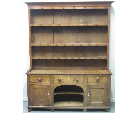 EARLY 19TH CENTURY WELSH OAK DOG KENNEL DRESSER, having boarded rack back with three shelves under a moulded cornice, having 