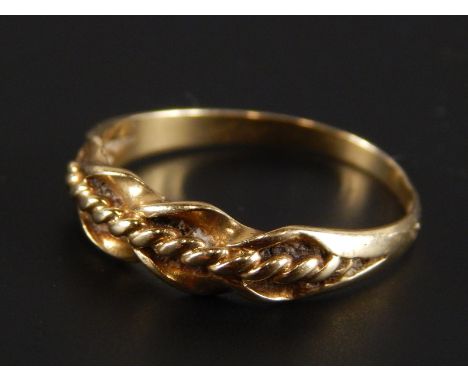 An 18ct gold rope twist ring, 1.6g