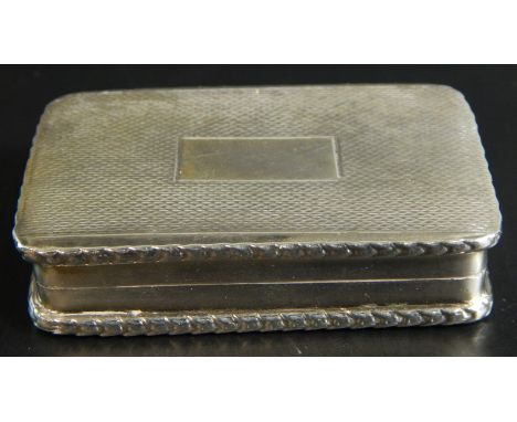 An Elizabeth II silver snuff box in George III style, the engraved lid enclosing a gilt interior, Sheffield 1975, 1¼oz, 6cm x