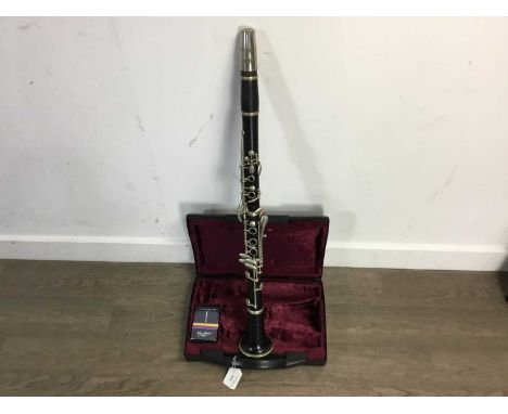 COUESNON & CIE., CLARINET, EARLY TO MID-20TH CENTURY stamped maker's marks, in fitted casedcase 32cm wide