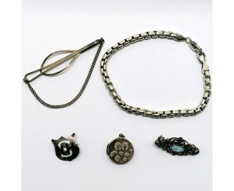 Qty of silver jewellery inc Victorian locket decorated with horseshoes and emblems (has some dents), bracelet (22cm), bar bro