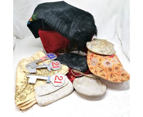 Qty of textiles inc antique runner (a/f), 5 x bags (inc tapestry zip top) etc - all a/f 