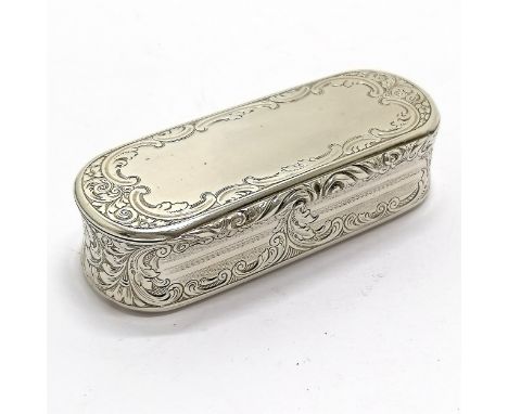1848 Victorian silver snuff box with original gilt interior by David Pettifer - 8cm across &amp; 76g - in good bright conditi