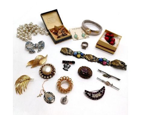 Quantity of costume jewellery incl. some antique, Monet boxed earrings and bangle, cufflinks etc. 