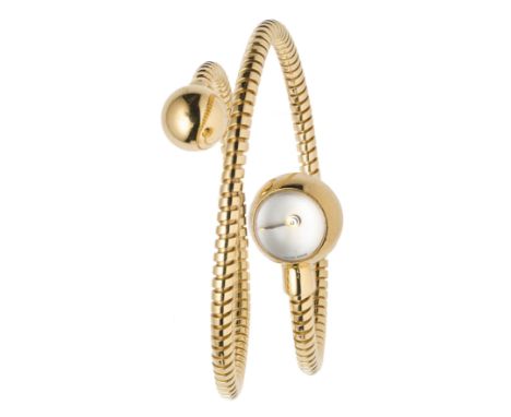 VAN CLEEF &amp; ARPELS: A LADY'S GOLD BRACELET WATCH of cross over design, the coiled bangle of tubular gold links, terminati