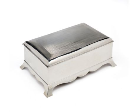 AN EDWARDIAN SILVER CIGAR BOX, WILLIAM COMYNS &amp; SONS, LONDON, 1904 rectangular casket form, the lightly domed lid with li