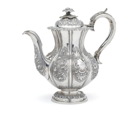 ˜ A WILLIAM IV SILVER COFFEE POT, WILLIAM HEWITT, LONDON, 1836 ribbed baluster body on piédouche, finely chased with matted g
