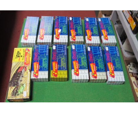 Twelve 'HO' Scale American Outline Plastic Rolling Stock Kits, by Roundhouse, appear unstarted, unchecked, boxed.