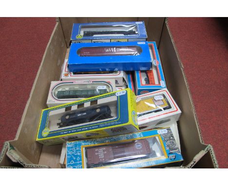 Sixteen Various 'HO' Scale American Outline Rolling Stock, by Bachmann, AHM and others, used, boxed.