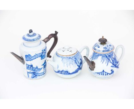 A Chinese blue & white wine pot and two teapots, Kangxi,中国，青花酒壶一件，康熙，18世纪初，及其他early 18th century, the wine pot of cylindrical