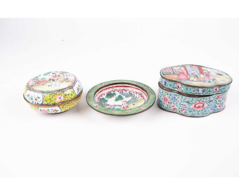 A Canton enamel quatrefoil box &amp; cover, late Qing, the lid decorated with three figures, the sides with lotus flower and 