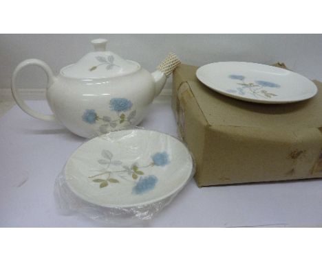 A Wedgwood Ice Rose tea service, 21 pieces in total