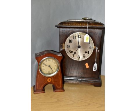AN EARLY 20TH CENTURY OAK CASED MANTEL CLOCK, the caddy style top above a silvered dial with Arabic numerals, lacks glazed do