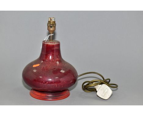 A COBRIDGE STONEWARE BULBOUS TABLE LAMP, sang de bouef glaze, mounted on a wooden plinth, height excluding fittings 19cm