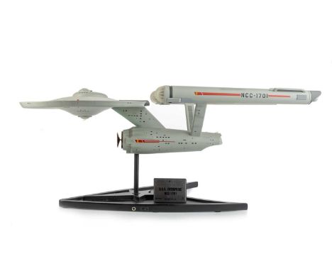 MASTER REPLICAS, STAR TREK 40 U.S.S. ENTERPRISE NCC-1701, a limited edition scale model of the Enterprise ship, number 918 / 