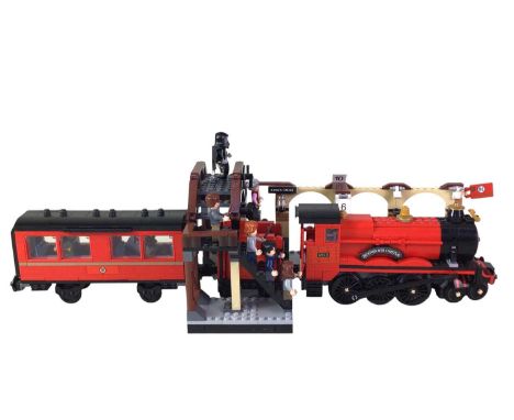 LEGO HARRY POTTER 75955 'HOGWARTS EXPRESS', displaying the famous red train at platform 9¾ along with respective minifigures