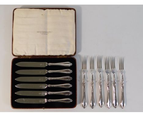 A boxed set of 1932 Sheffield silver handled fruit knives by Aitkin Brothers, 119.5g inc. twinned with a matching set of unca