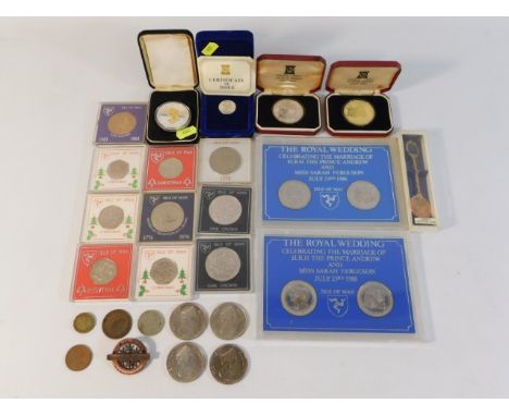 A quantity of commemorative crowns &amp; coins including Pobjoy mint Isle Of Man silver proof £1, a Pobjoy Mint silver proof 