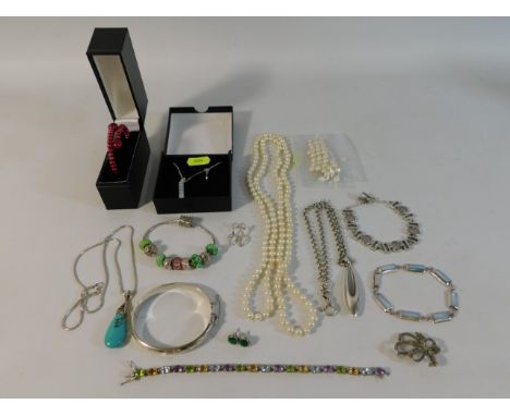 A quantity of costume jewellery including Pandora style bracelet, chased decor silver bangle, malachite earrings, silver "fru