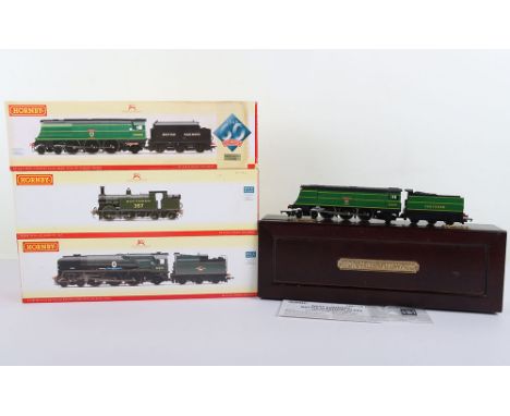 Four Hornby 00 gauge locomotives, R2220 4-6-2 Southern Battle of Britain ‘Exeter’ 21C101 and tender green in wooden box possi