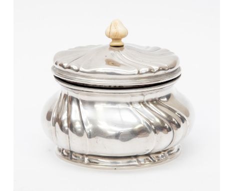 An .800 Continental silver tea caddy, 337.8 grams approx, 10.86 ozt approx