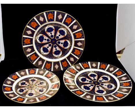 Three Royal Crown Derby 1128 pattern dinner plates, first quality, two large and one small version