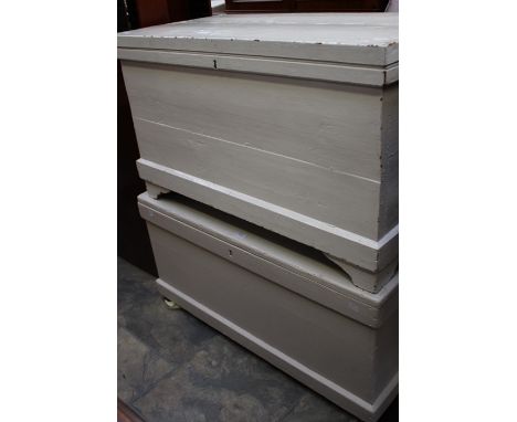 A late 19th/early 20th Century white painted trunk, measuring approx. 55cm high, 94cm wide, 48cm deep