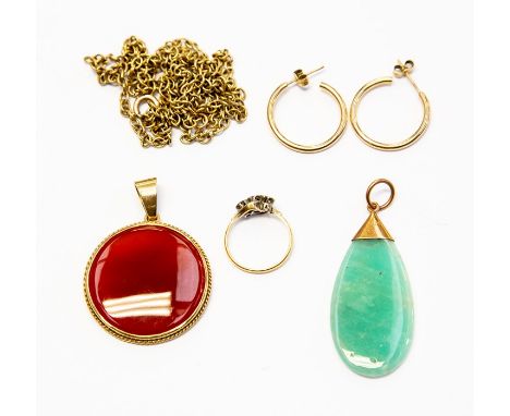 A collection of gold jewellery to include a 9ct gold carnelian set round pendant with rope edge border, on an unmarked yellow