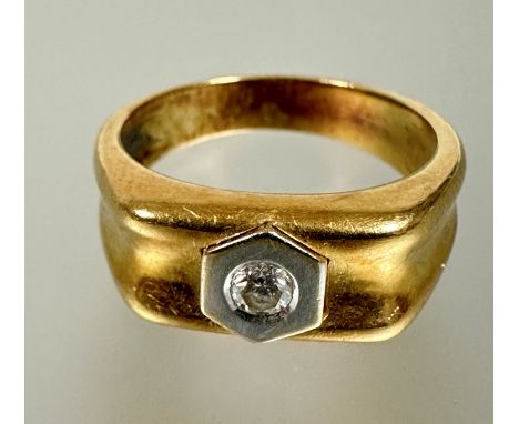 A 18ct gold ring set round brilliant cut diamond approximately 0.20ct in white metal hexagonal mount Q/R no signs of damage c