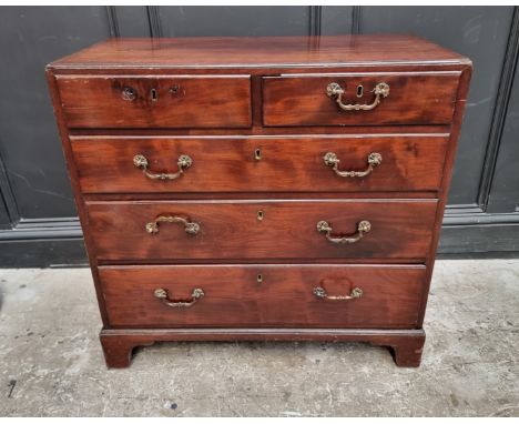 A George III mahogany chest of drawers,&nbsp;with caddy top, 82.5cm wide. 