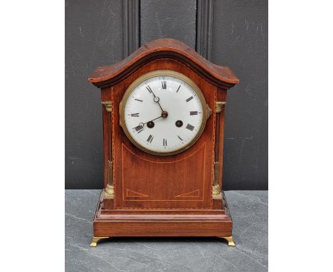An Edwardian mahogany and line inlaid mantel clock,&nbsp;28cm high, with pendulum. 