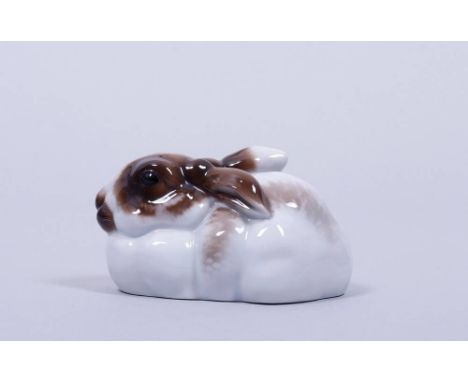  Liegender Hase, Entwurf Karl Himmelstoss für Rosenthal, Ausführung um 1938   Porzellan, polychrom bemalt, liegender Hase mi