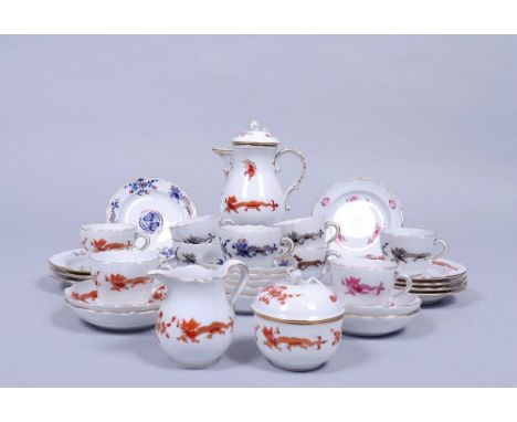   Harlekin-Mokkaservice, Meissen, 20.Jh., Dekor "Ming Drache"   Porzellan, polychrom und gold bemalt, 30-tlg., bestehend aus 