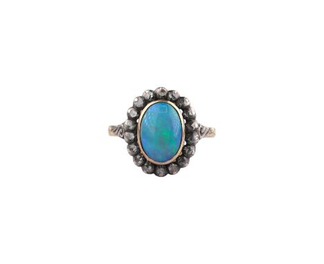 Antiker Ring mit Opal und Rosenschliff Diamanten. In der Mitte ein schöner Opal umgeben von Rosenschliff Diamanten. Der Ring 